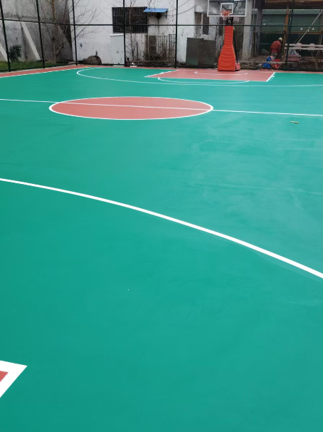 南岔 球场长期使用易出现地面开裂